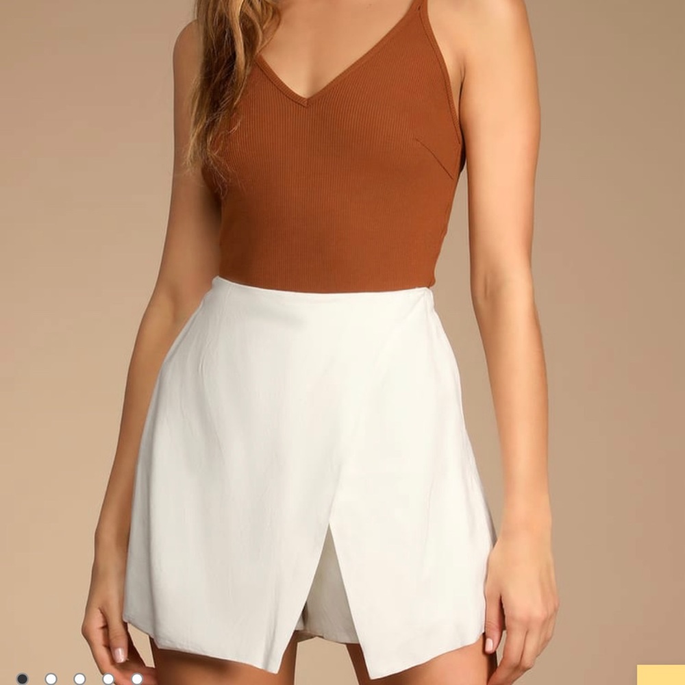 NWT: Lulu’s skort, white, side zipper, size M